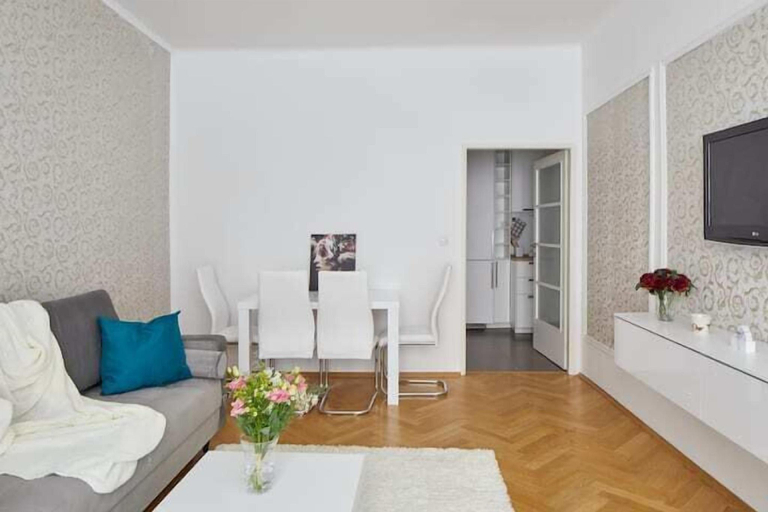 Others, Helen Homestay Flora, Praha 3