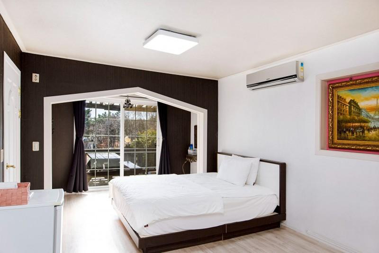 Bedroom 2, Taean (Anmyeondo) Time Travel Pension, Taean