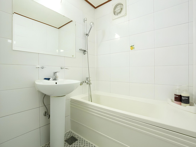 Bathroom 2, Goodstay A Plus Hotel, Suwon