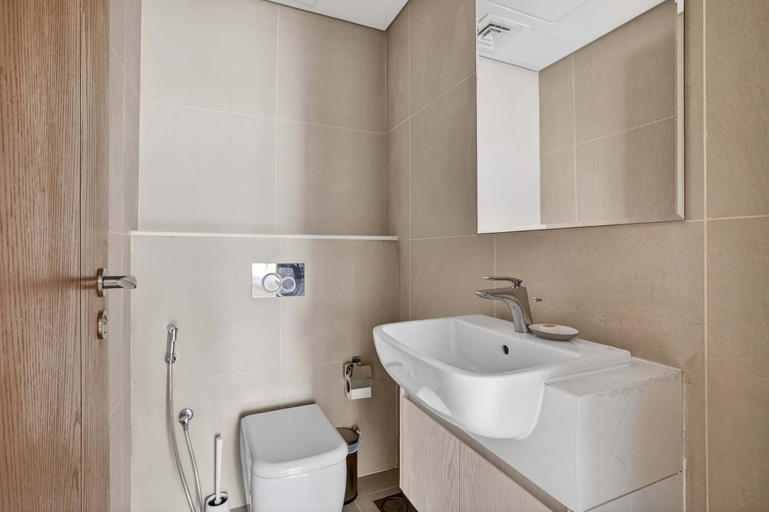 Room 2, Silkhaus Modern 2bdr Flat in Julphar Tower, Abu Dhabi City