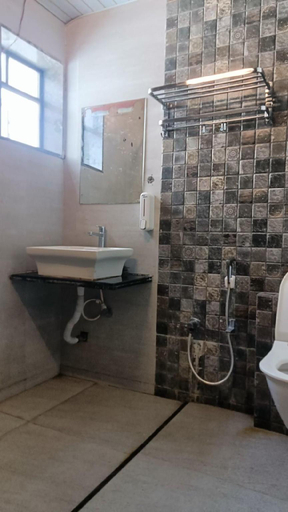 Bathroom 4, Hotel Shirdi Park Inn 80 Meters From Sai Samadhi Temple, Ahmadnagar