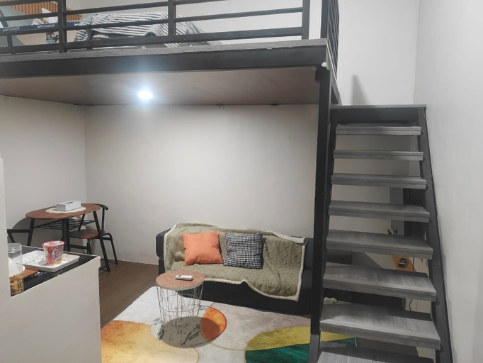 Others 2, Alexa Loft Kost – Mezzanine Room, AC, Netflix, Kitchen, Dompu