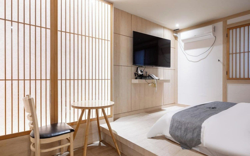 Room 4, Daeheung Manwol Hotel, Daedeok
