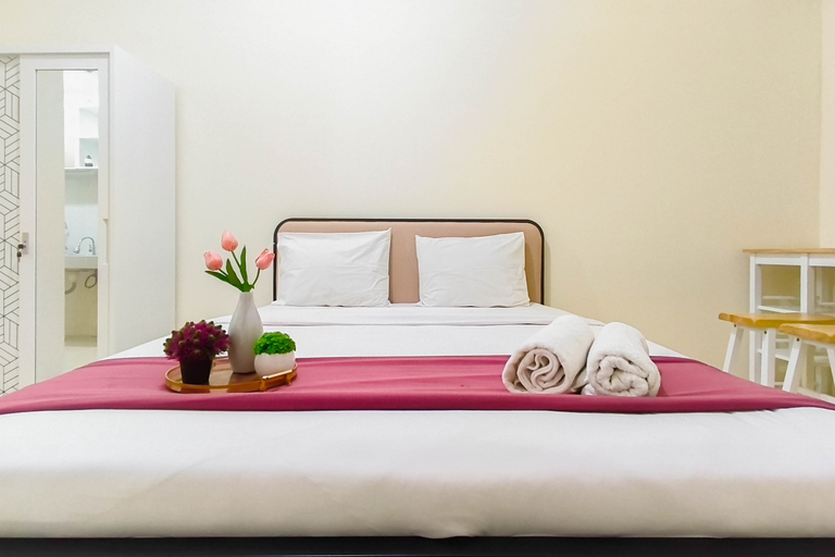 Bedroom 4, Comfy and Serene Studio Room at Bale Hinggil Apartment By Travelio, Surabaya