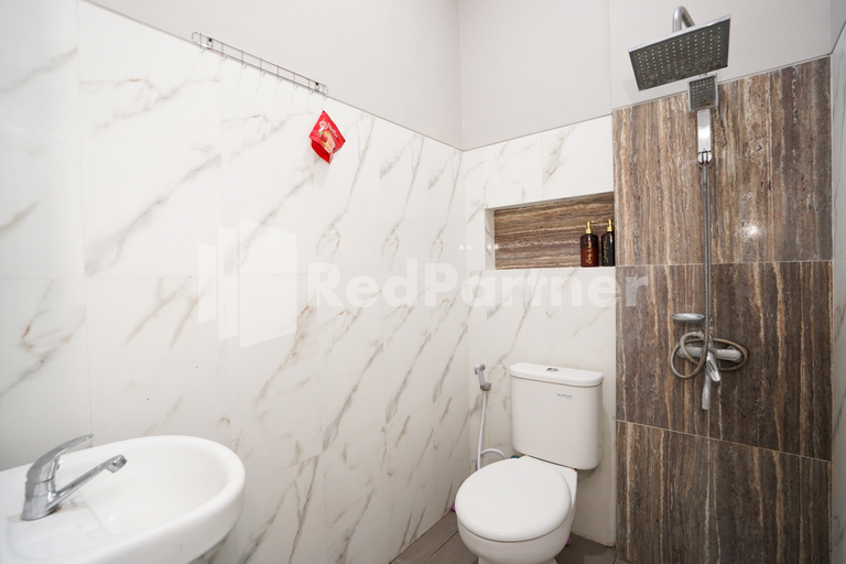 Bathroom 3, Griya Banyuanyar Syariah near Graha Saba Buana Mitra RedDoorz, Solo