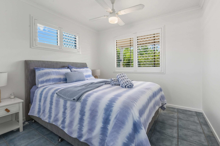Room 2, Bright 3-bed Retreat Near Beaches, Hervey Bay - Pt A