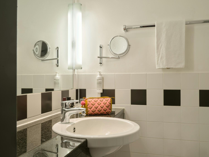 Bathroom 4, InterCityHotel Bremen, Bremen