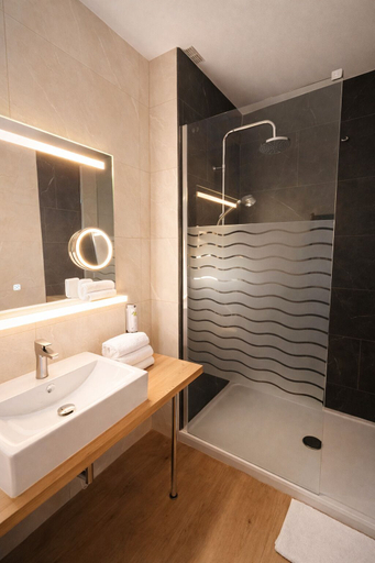 Bathroom 4, Majestic Hotel, Charente-Maritime