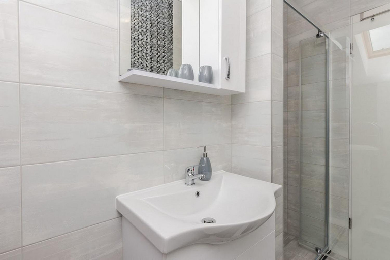 Bathroom 4, Flora Maris Pool Apartments, Privlaka