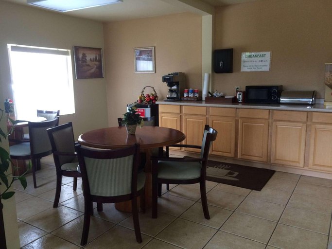 Public Area 2, Executive Inn & Suites Schulenburg, Fayette