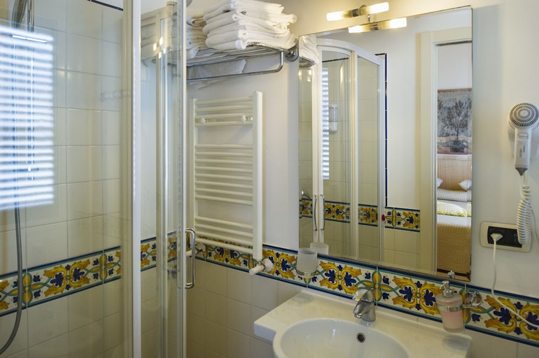 Bathroom 3, Hotel Bellevue Suite, Salerno