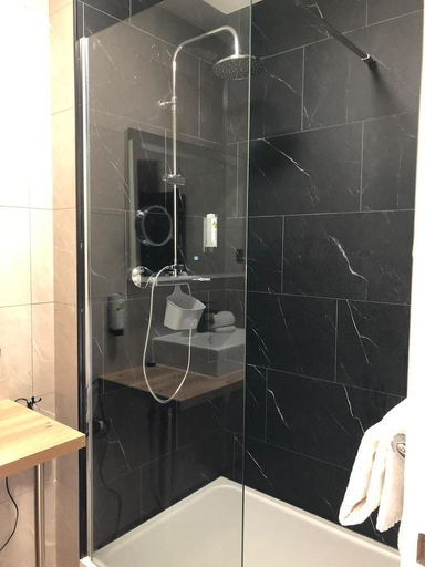 Bathroom 4, Majestic Hotel, Charente-Maritime