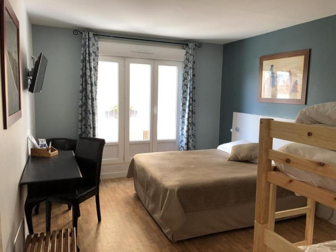 Bedroom 3, Logis Hotel Le Majestic, Charente-Maritime