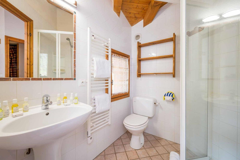 Bathroom 2, Chalet in La Tania Near Ski Slopes, Savoie