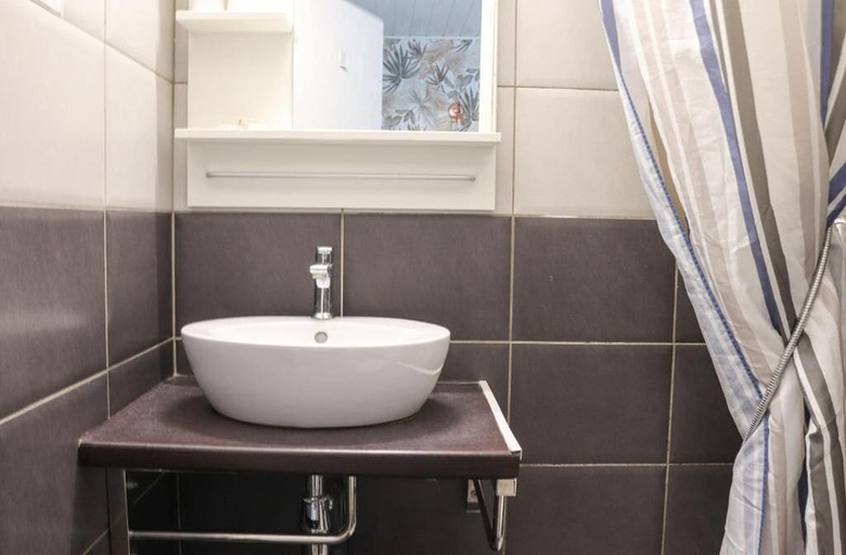Bathroom 4, Hôtel Abélia, Hérault