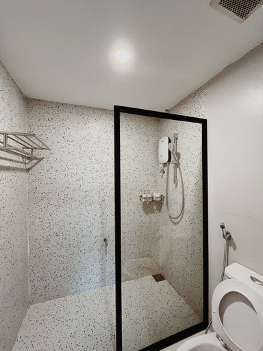Bathroom, An Nhiên Farm dormitory with bunk beds, Pleiku