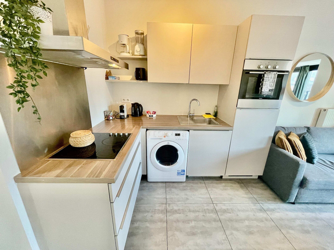 Private kitchen 3, Suite in Antwerp Near Meir Shops, Antwerpen