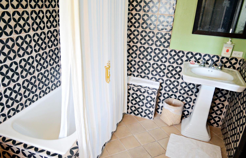 Bathroom 3, Hotel Havana, Bexar