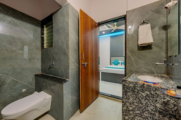 Bathroom 3, Hotel Majestic Royal Akkalkot, Solapur