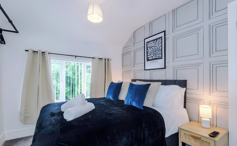 Room 2, House Sleeps 7 With Garden and Free Parking, Tameside