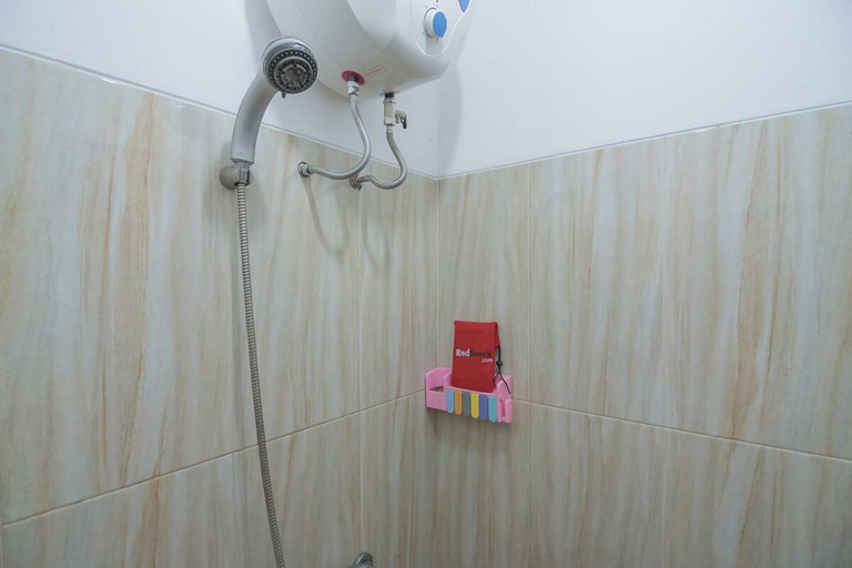 Bathroom 3, RedDoorz Syariah near Margahayu Raya, Bandung