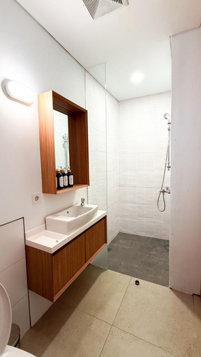 Bathroom 5, The Palm Dago by Little Bnb, Bandung