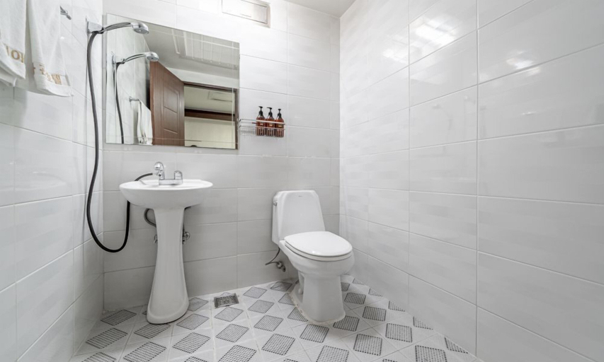 Bathroom 4, Eastern Hotel, Donghae