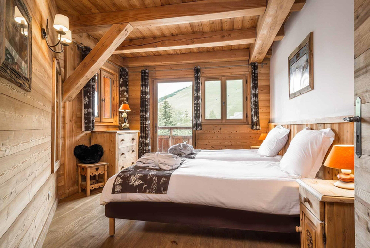 Room 5, Chalet in Village With Bars and Shops Nearby, Isère