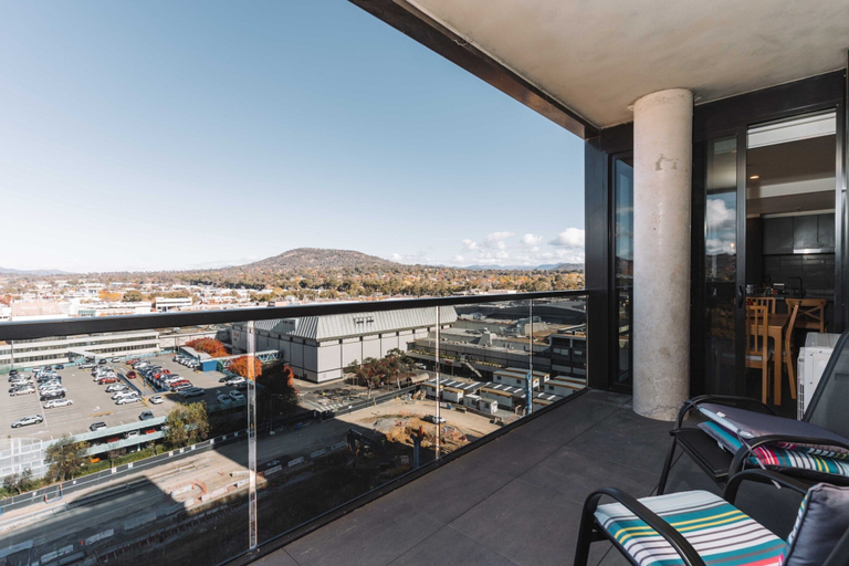 Balcony 5, Lovely Sunny 2-bedroom Apartment With Pool and Gym, Canberra