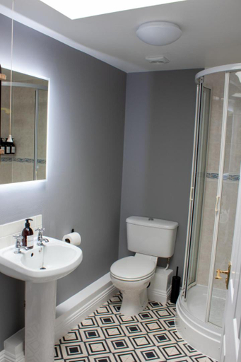 Bathroom 2, The Butterleigh Inn, Devon