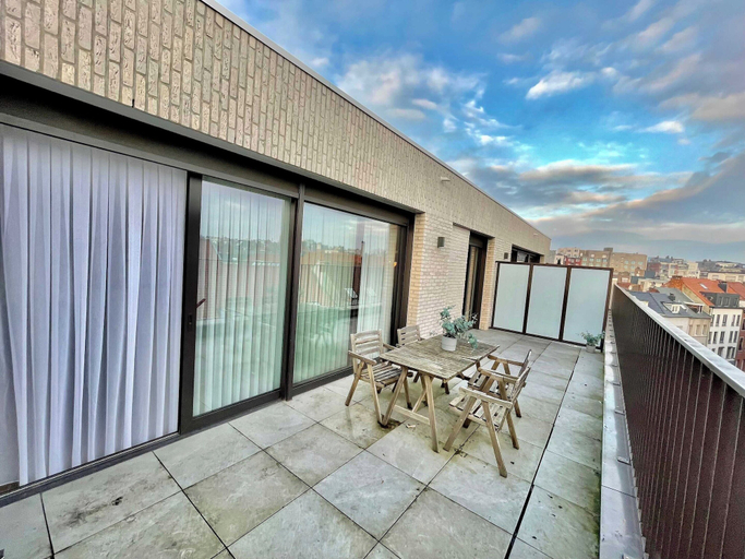 Balcony 4, Chic Antwerp Oasis Near Diamond Hub, Antwerpen