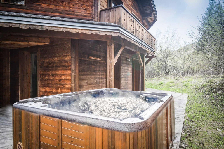 Outdoor spa tub, Chalet in La Tania Near Ski Slopes, Savoie