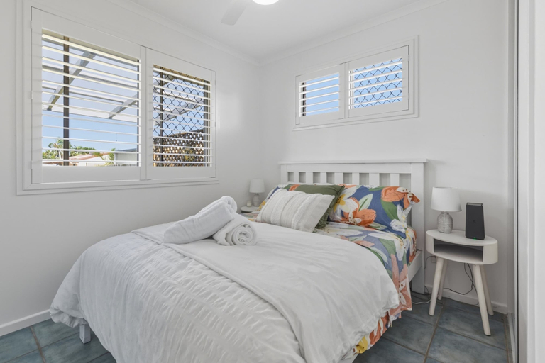 Room 4, Bright 3-bed Retreat Near Beaches, Hervey Bay - Pt A
