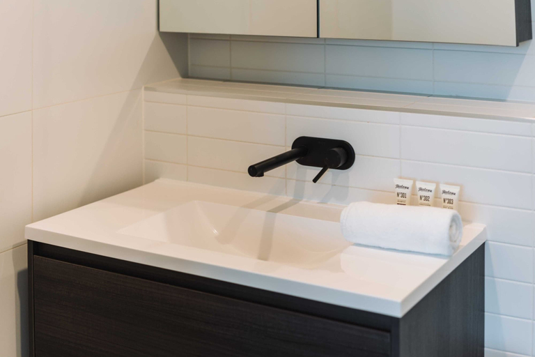 Bathroom 4, Lovely Sunny 2-bedroom Apartment With Pool and Gym, Canberra