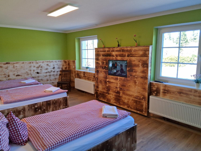 Bedroom 2, Gaststatte Zur Hahnenquelle, Olpe