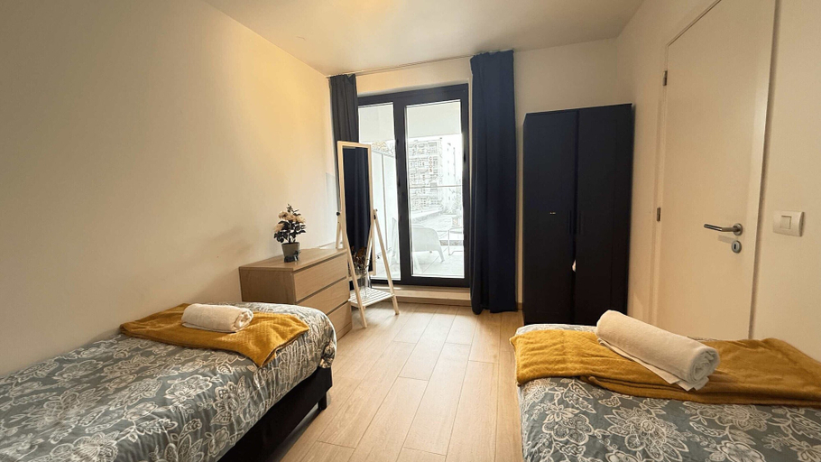Room 5, Polished Antwerp Stay Steps to Hub, Antwerpen