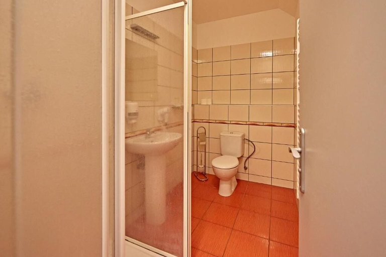 Bathroom 3, Benedikt, Most