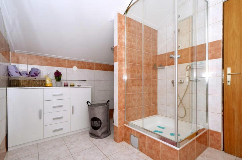 Bathroom 4, Three Bedroom Villa, Seget