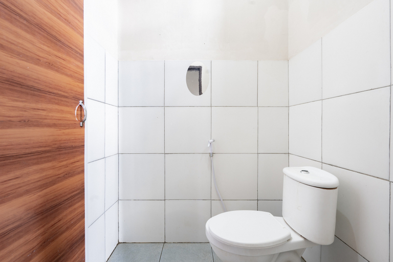 Bathroom 3, RedDoorz near Big Mall Samarinda, Samarinda