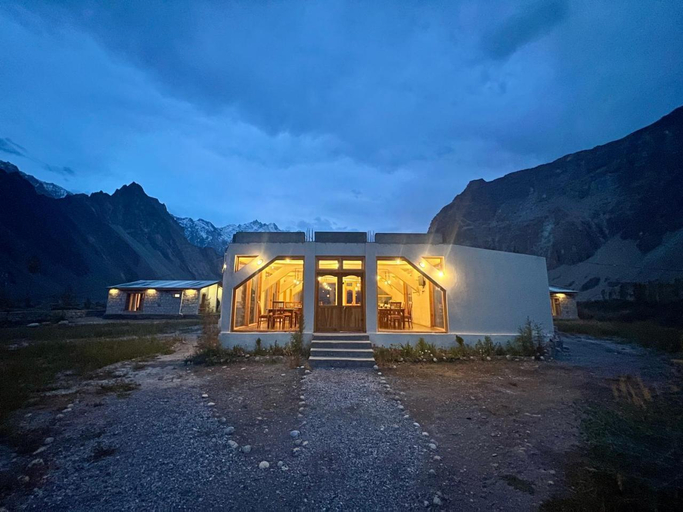 Exterior & Views