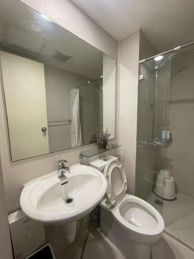 Bathroom 4, DAVIS PLACE @AZURE, Parañaque