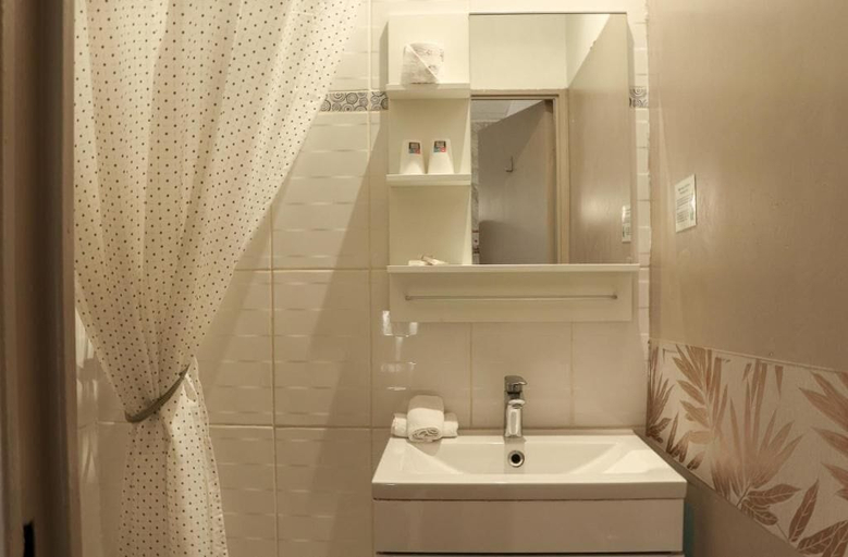 Bathroom 4, Hôtel Abélia, Hérault