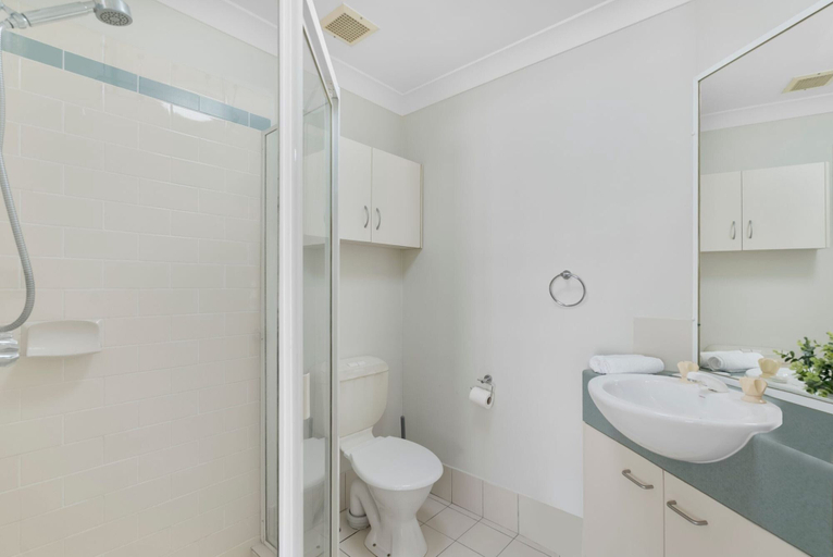 Bathroom, Comfortable Stay With Pool Access, Brisbane