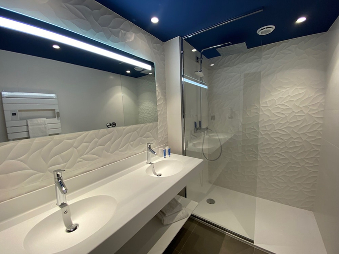 Bathroom 3, Brit Hotel Fougeres - Hotel Du Parc, Ille-et-Vilaine