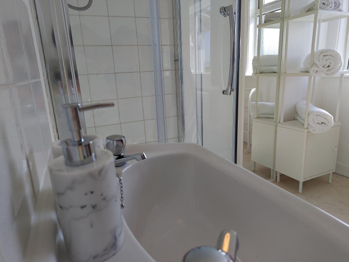 Bathroom 5, Windsor Local, Pembrokeshire