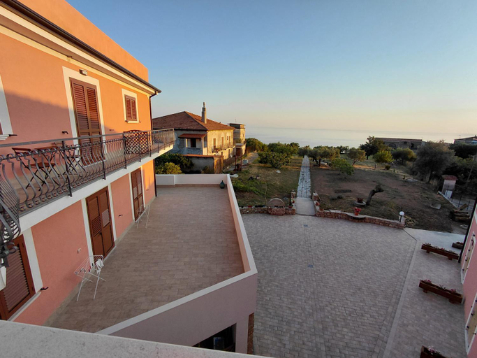 Others 3, Il Borgo di Nonno Carlo, Salerno