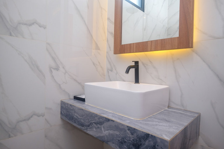 Bathroom 3, Urbanview Hotel Nardis Living near UMY, Bantul