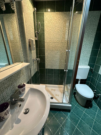 Bathroom 2, Er Centurione, Rome