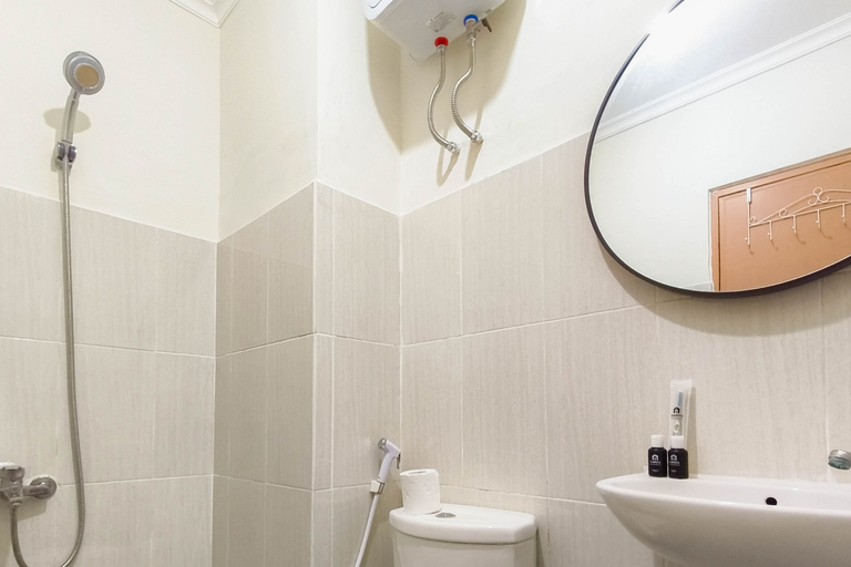 Bathroom 2, Comfy and Serene Studio Room at Bale Hinggil Apartment By Travelio, Surabaya