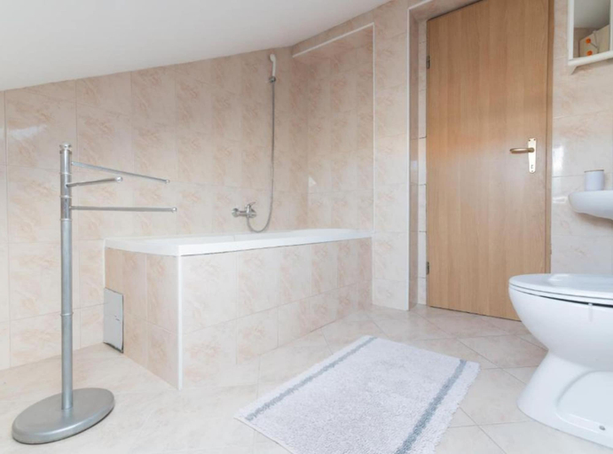 Bathroom 3, Kokolo Beach Apartments, Preko
